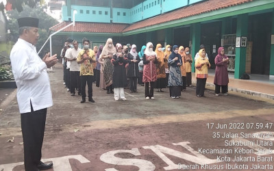 Upacara Penghormatan Bendera di MTs Negeri 12 Jakarta